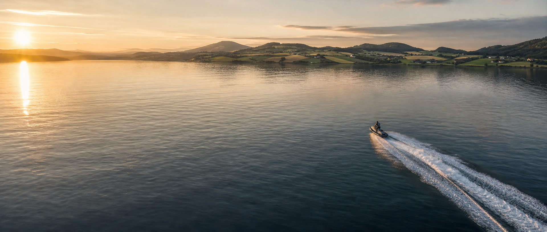 Vannscooter på Trondheimsfjorden i kveldslys